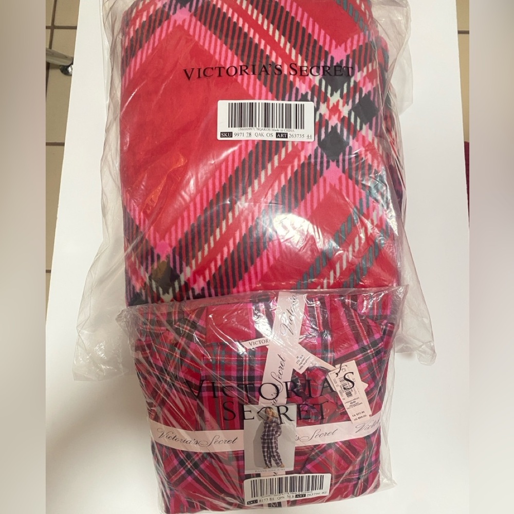 Victoria's Secret Pajama Set and Cozy Plush fleece Blanket 50x60 (2 pieces)